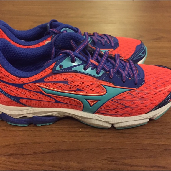 Mizuno Wave Catalyst running shoes coral & blue