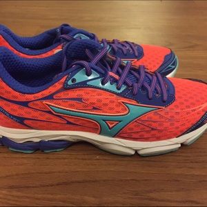 Mizuno Wave Catalyst running shoes coral & blue