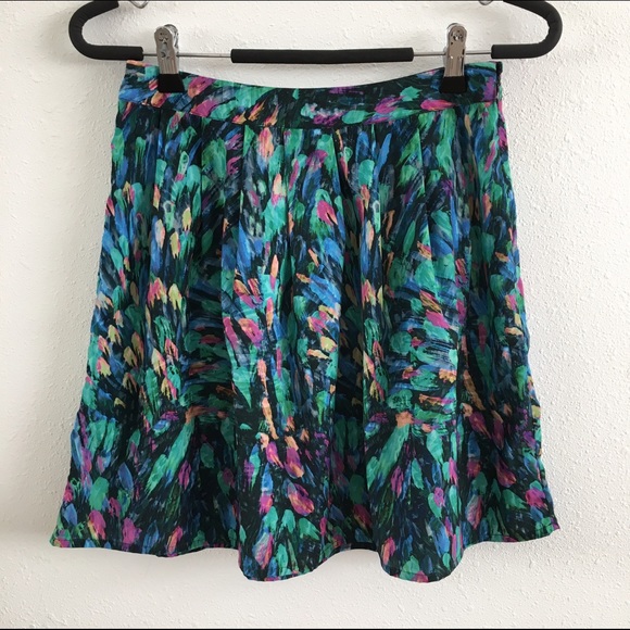 Hinge skirt