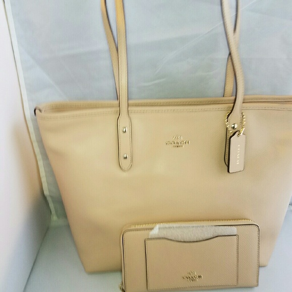 A wide assortment of NWT authentic Coach items. - Picture 6 of 6