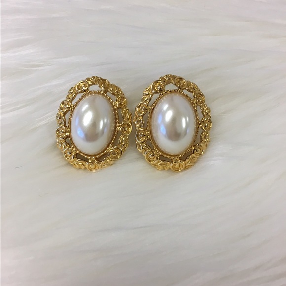 Vintage Pearl Clip On Earrings - Picture 1 of 3