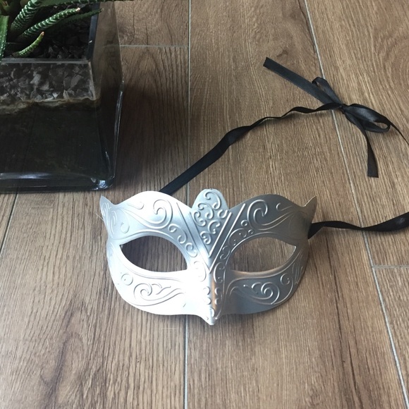 Accessories - Silver Masquerade Mask