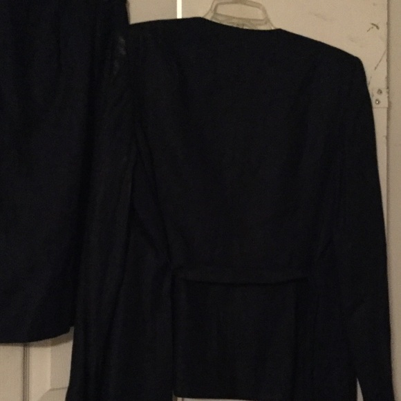 Must have navy linen suit! - Picture 4 of 6