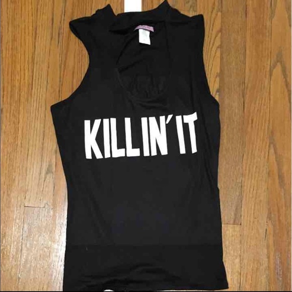 Black choker top killin' it !