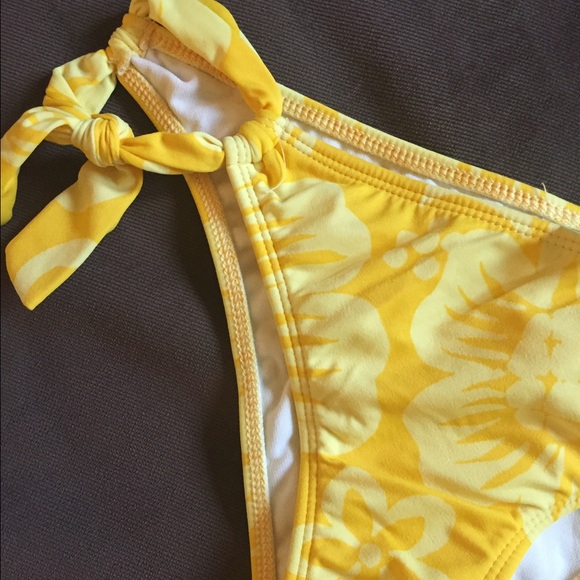 Roxy, - Picture 3 of 3