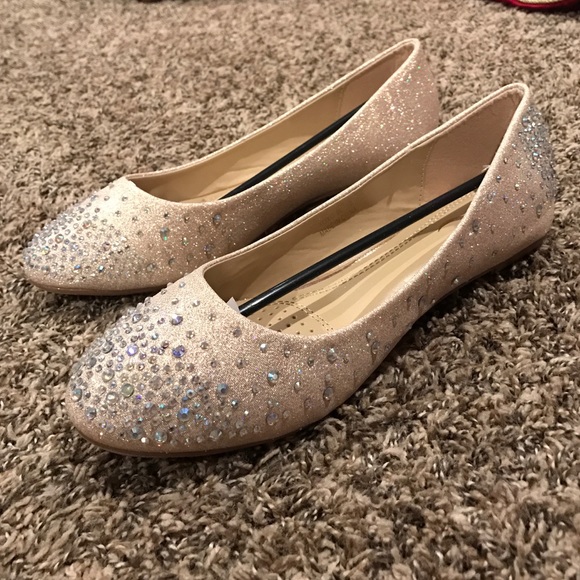 Size 9 or 9.5 Women's Gold Shoes. New in Box!