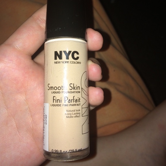 678 barely beige liquid foundation - Picture 1 of 2
