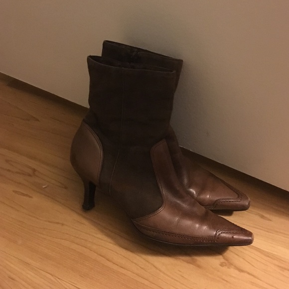 Short heeled suede leather boots