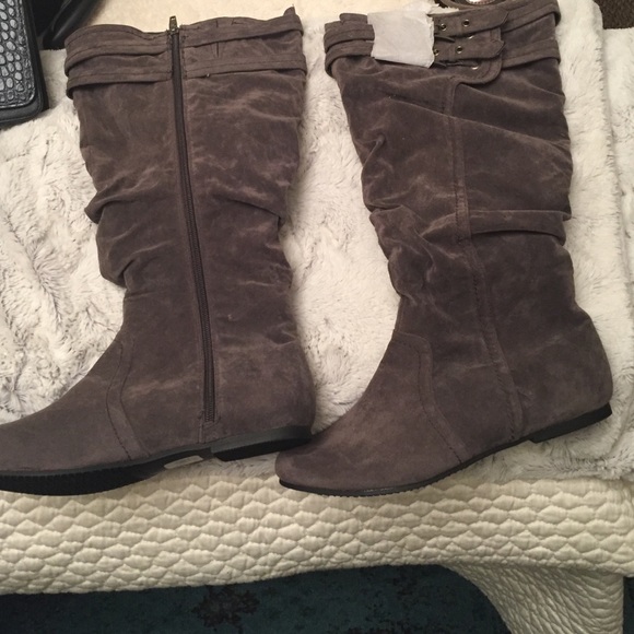 NWT suede gray boots extended calf