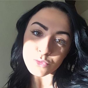 Meet your Posher, Demi