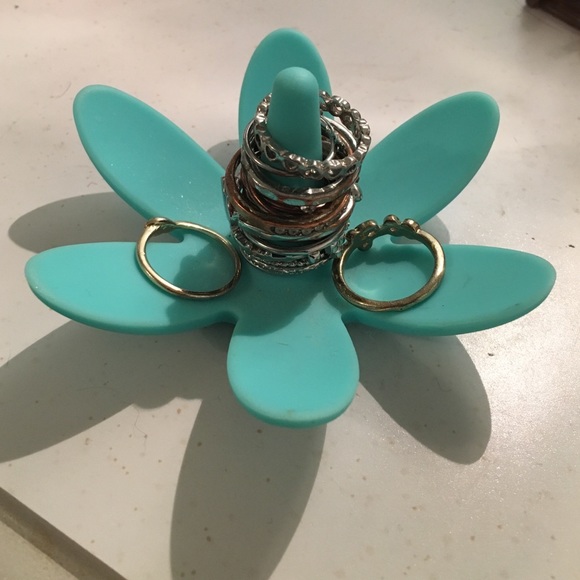Blue flower ring holder