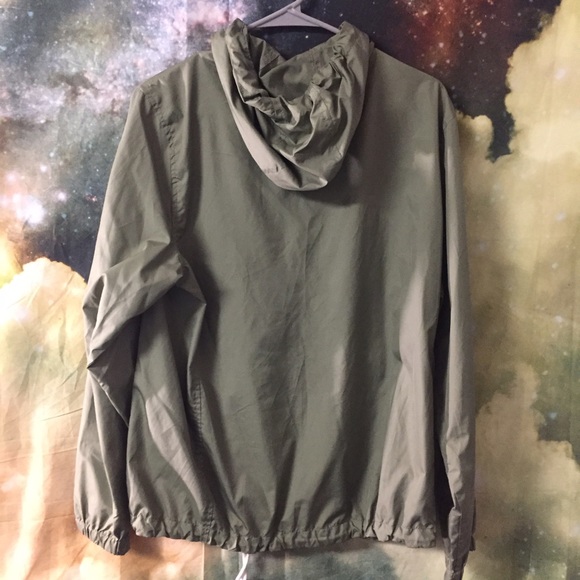 American eagle green light weight windbreaker - Picture 2 of 4