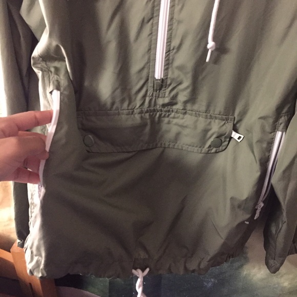 American eagle green light weight windbreaker - Picture 4 of 4