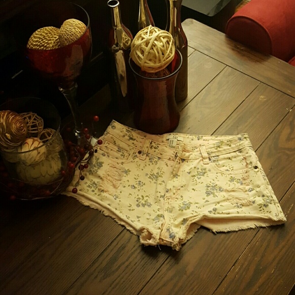 Pump Pum Floral Shorts - Picture 1 of 4