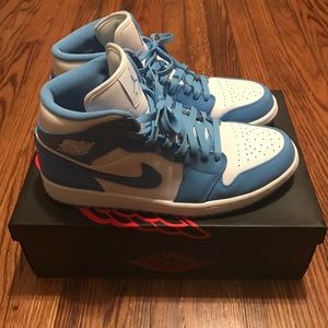 AIR JORDAN 1 MID WHITE/UNIVERSITY BLUE-WHITE