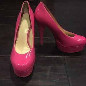 Hot pink shiny pumps