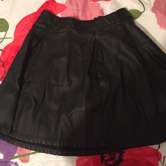 Pleated faux leather skirt