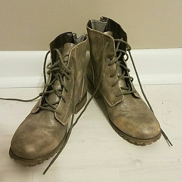 Metallic combat military boots, size 8.