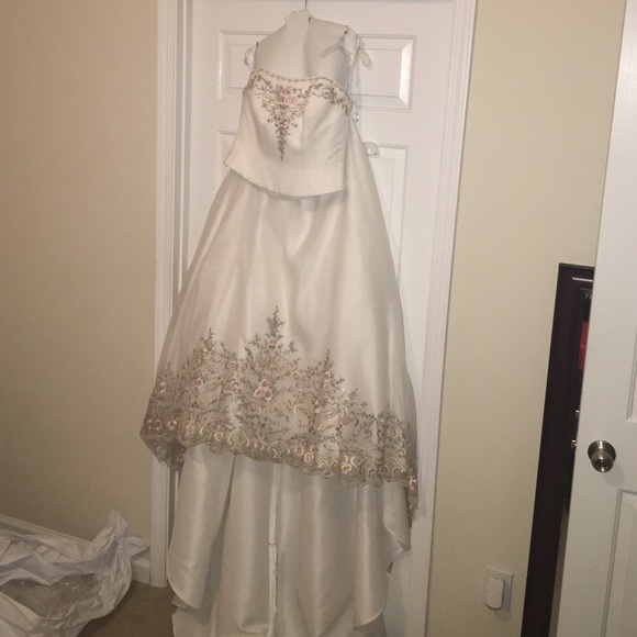 Bridal attire - Picture 1 of 4