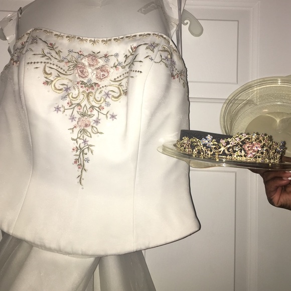 Bridal attire - Picture 3 of 4