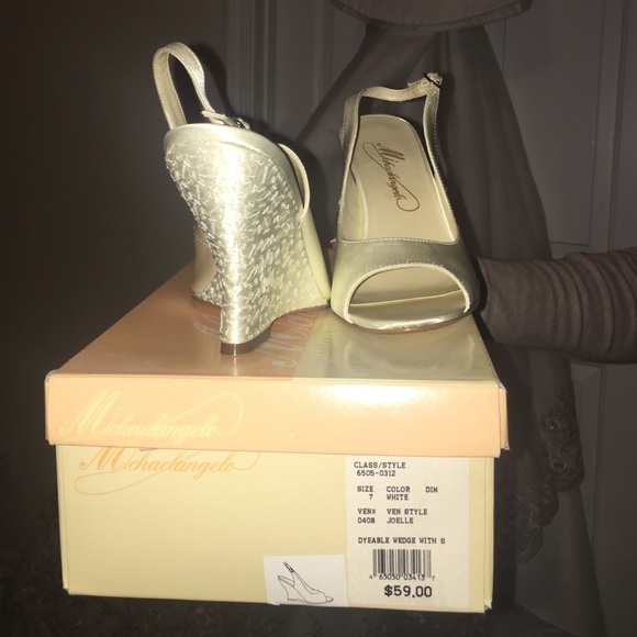 Bridal attire - Picture 4 of 4