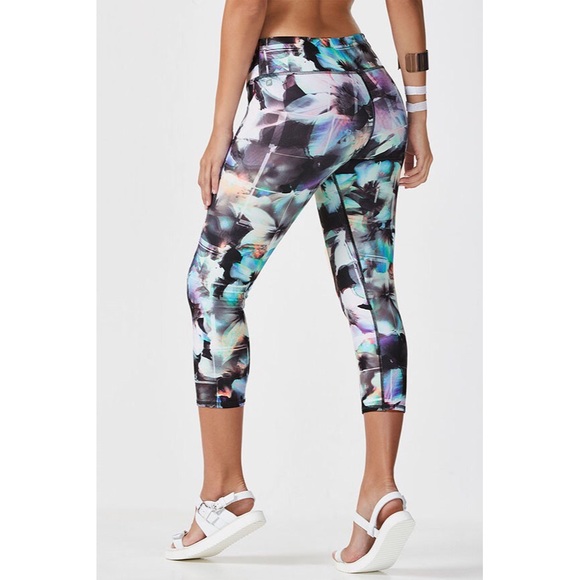  NWT Fabletics Salar Capri in Optical Floral
