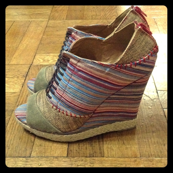 Peep toe multicolor wedges