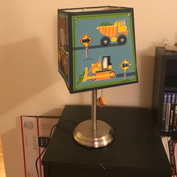 EXCELLENT-- charming boys table lamp with shade. - Picture 1 of 4