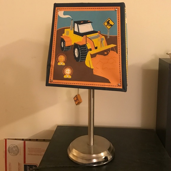 EXCELLENT-- charming boys table lamp with shade. - Picture 3 of 4