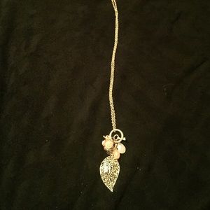 Long necklace. Feather. Flower.