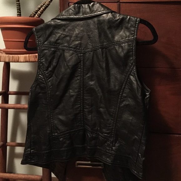 Sold to private buyer-- Vegan leather vest - Picture 4 of 4