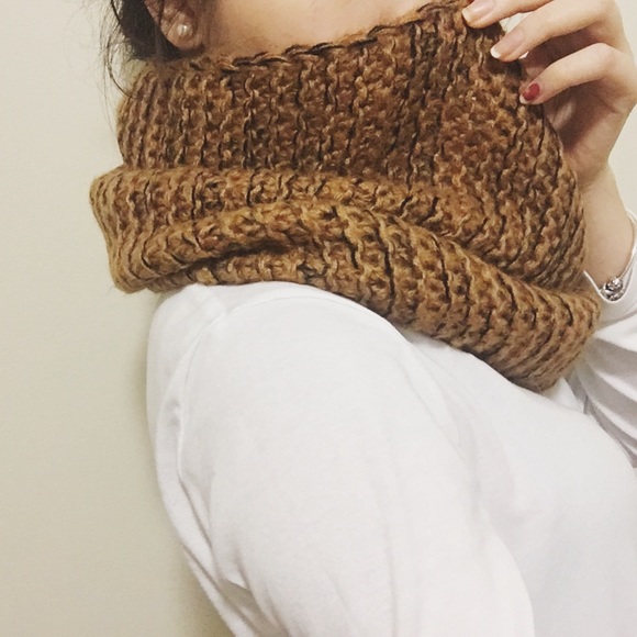 Knit scarf in camel color