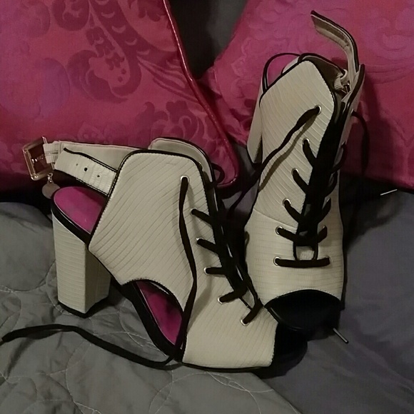 JUICY COUTURE
Women's Beige Lace-Up Heels 6M