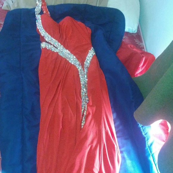 Ball gown. Size 6. - Picture 1 of 3