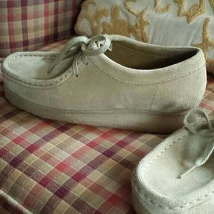 Like new Clarks Originals Women's Wallabees