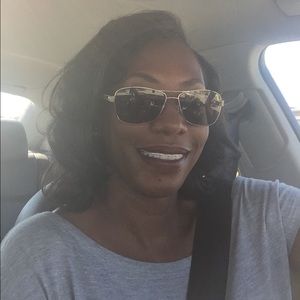 Meet your Posher, Dee