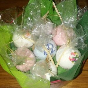 2 tins for $30 Christmas tin filled w/7 Bath Bombs