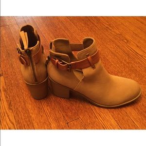 Roxy ankle boots. Worn only 2x. Paid 79.