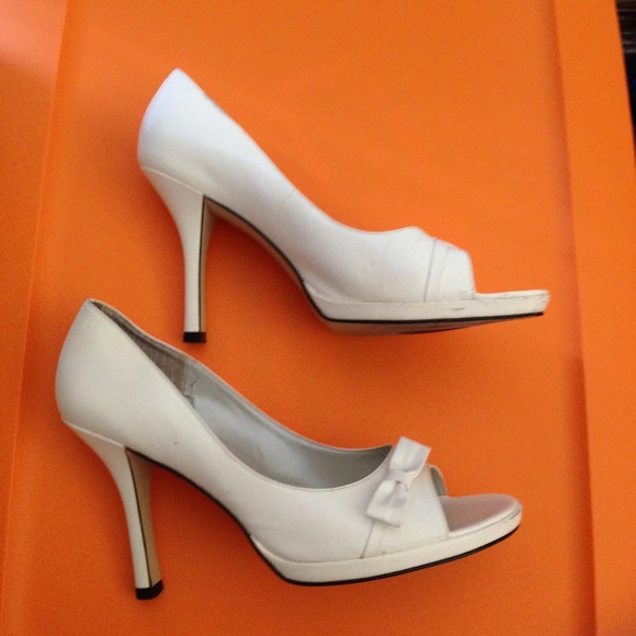 NEED GONE - BCBG White Peep Toe Heels - Picture 3 of 5
