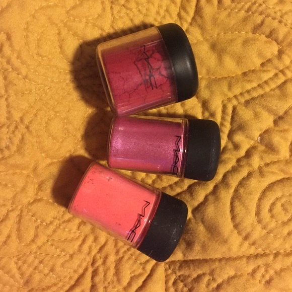 Set of three MAC pigments.