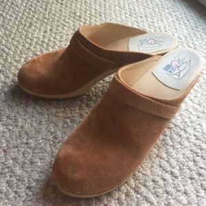 Maguba camel suede clogs