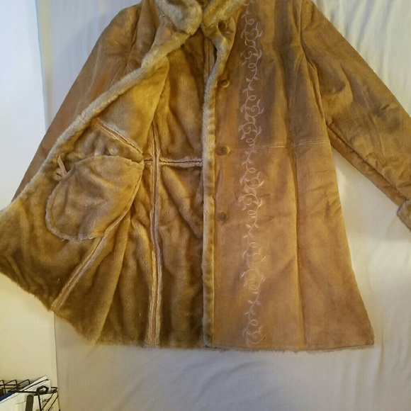 Women's Coat - Picture 2 of 4