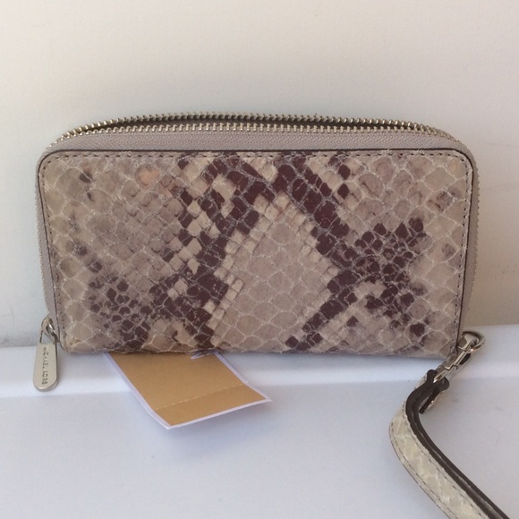 Michael Kors Lg MF Wristlet - Picture 2 of 4