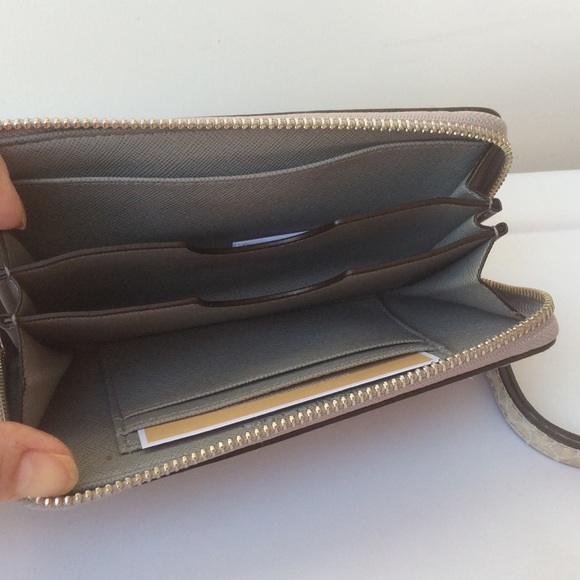 Michael Kors Lg MF Wristlet - Picture 3 of 4