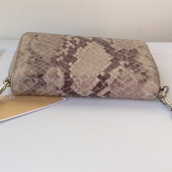 Michael Kors Lg MF Wristlet - Picture 4 of 4