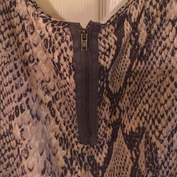 Top. - Picture 2 of 3