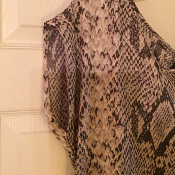 Top. - Picture 3 of 3