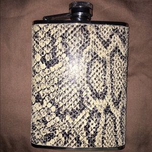 New chick flask, fits in your purse 👛