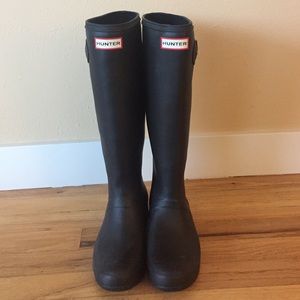 Very gently used Hunter Tour Rain Boots.