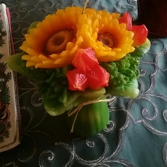 Wax flower candle - Picture 1 of 3